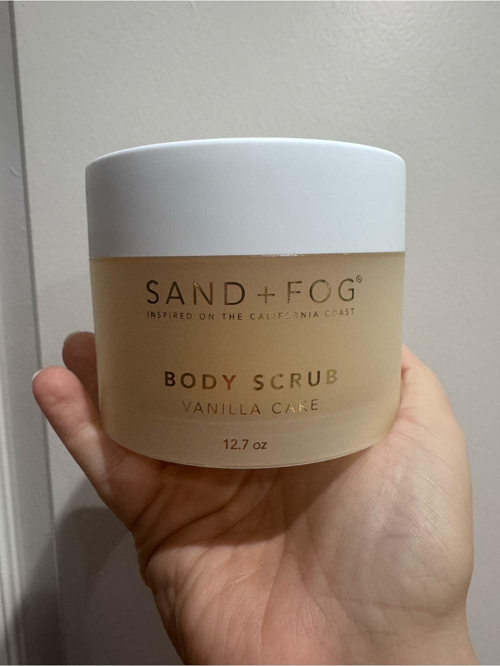 SAND + FOG Vanilla Cake Body Scrub — Cream & White